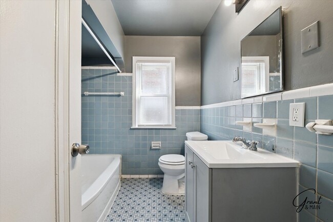 Building Photo - $1250 3 bedroom bungalow