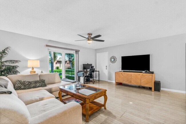 Building Photo - 2037 S Seacrest Blvd
