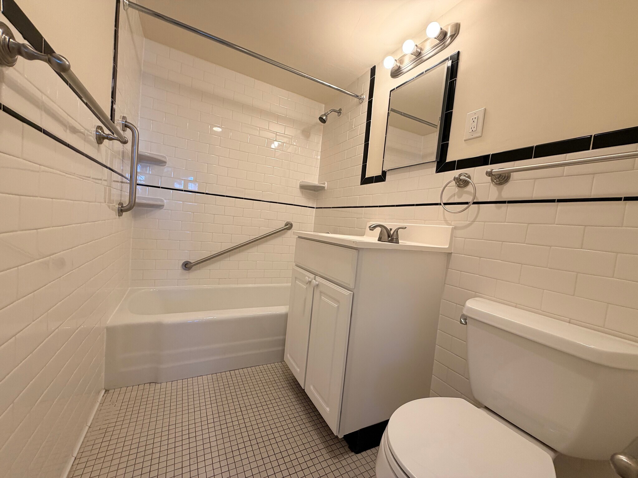 Building Photo - 57 Monmouth St