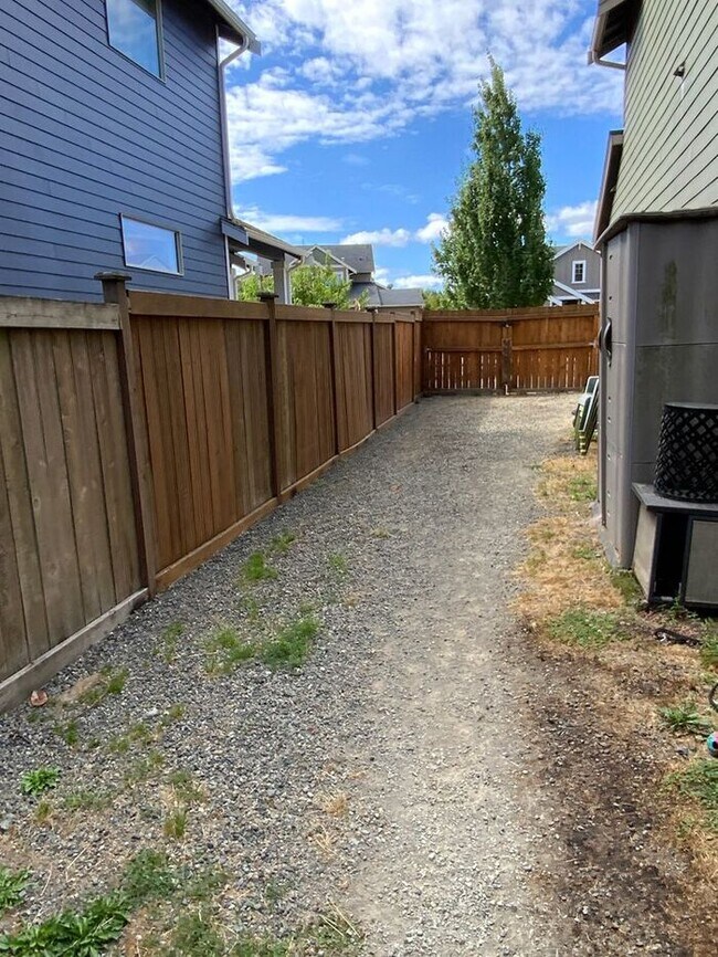 Building Photo - Puyallup Valley 4bdr 2.5bath w/ a POOL