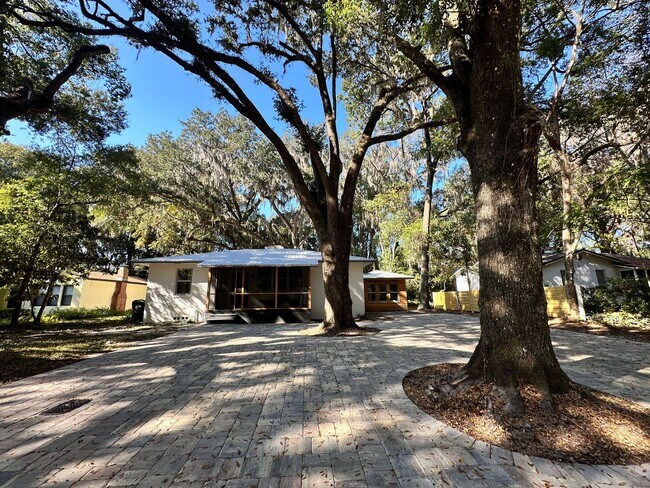 Building Photo - Cozy 1-Bedroom Cottage | All Utilities Included | Pet-Friendly