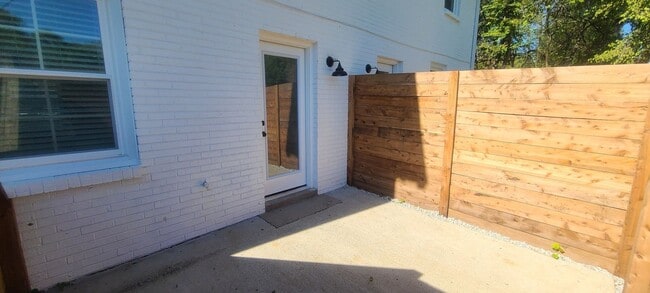 Building Photo - Completely Renovated 2BR, 1.5BA Duplex in West Nashville!