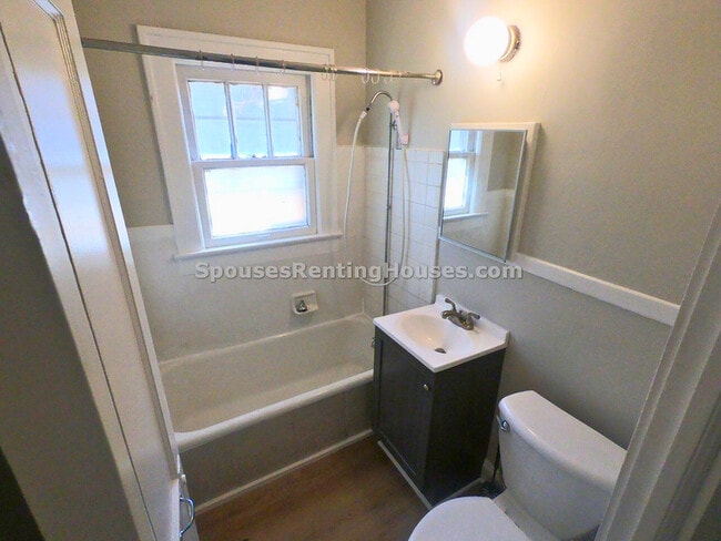 Building Photo - 1427 N Gladstone Ave