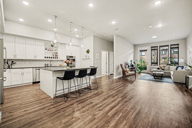 Building Photo - April 2026 - 2 bed 2 bath beautiful condo!