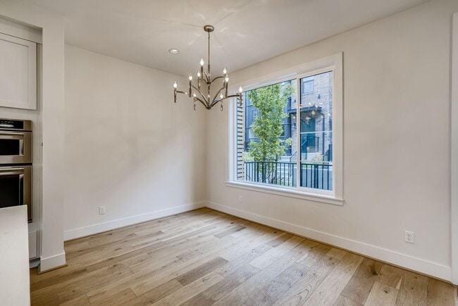 Building Photo - Queen Anne Townhome ~ McGraw Square