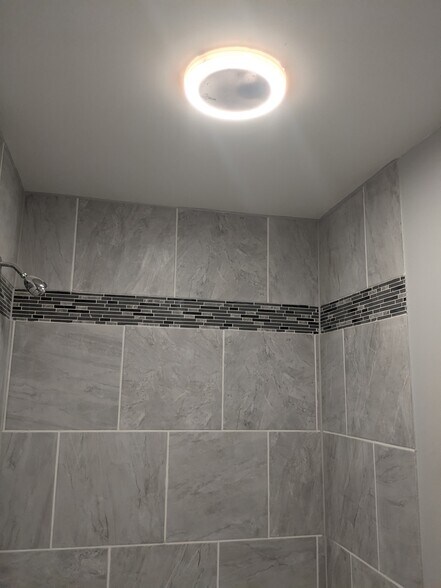 Unit 4 Bathroom - 518 N State St