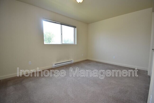 Building Photo - 807 W Villard St