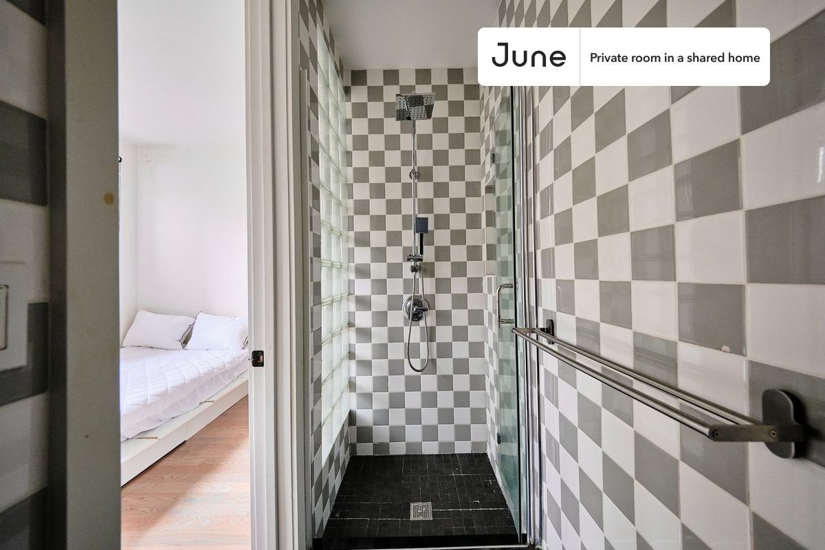 Building Photo - Room in Shared 3 bed/3 bath home