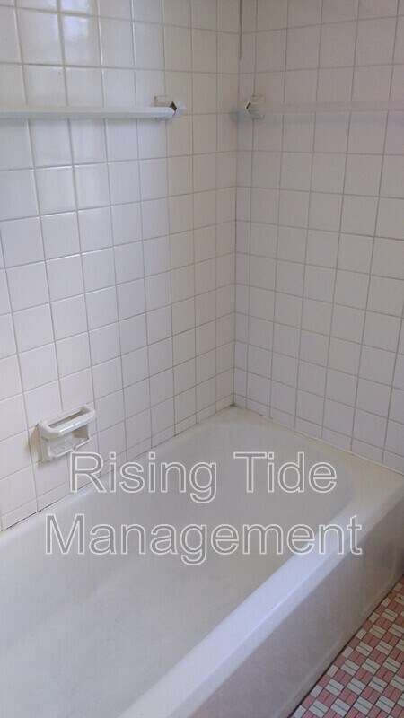 Building Photo - 229 Pinewood Ave