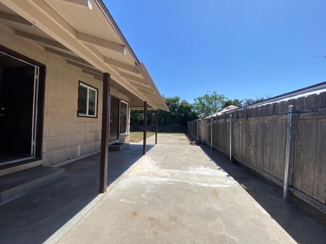Building Photo - 4734 E Princeton Ave