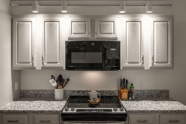 Building Photo - 225 Riverside Dr