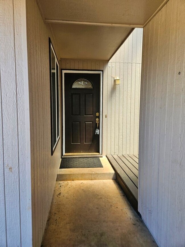 Building Photo - 3Bd/2Ba Single Story Home-Available soon!
