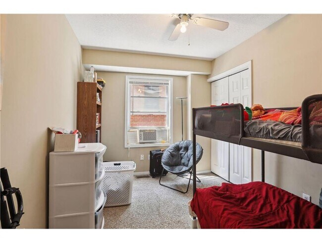 Building Photo - LOCATION LOCATION LOCATION! 5BD / 2BA Available 9/1/26!