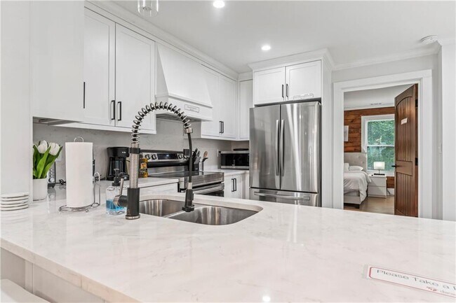 Building Photo - 1129 Graymont Dr SW