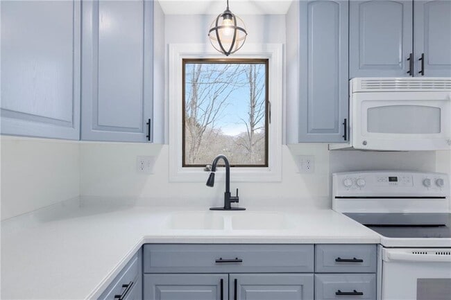 Building Photo - 4 Longmeadow Ave