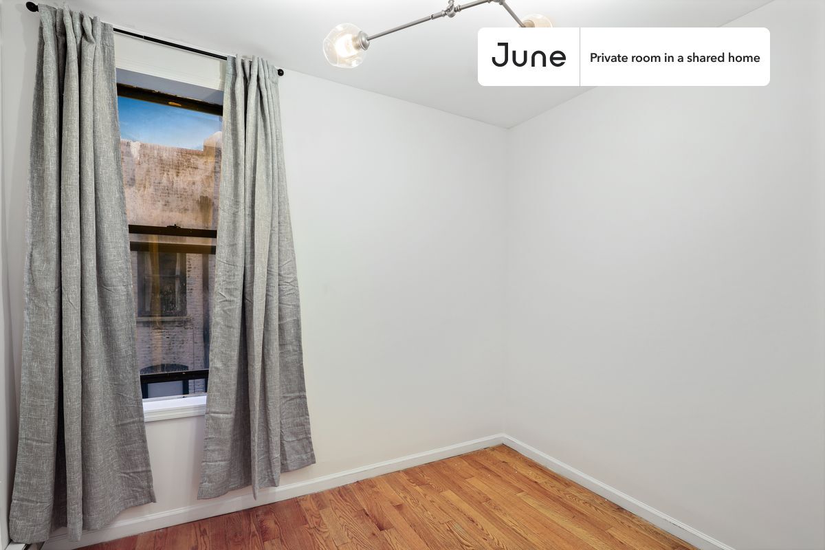 Building Photo - Room in Shared 4 bed/1 bath home