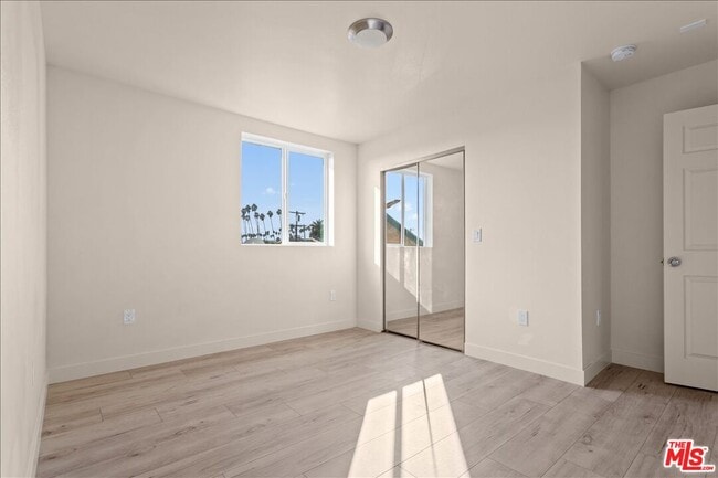 Building Photo - 707 W 80th St