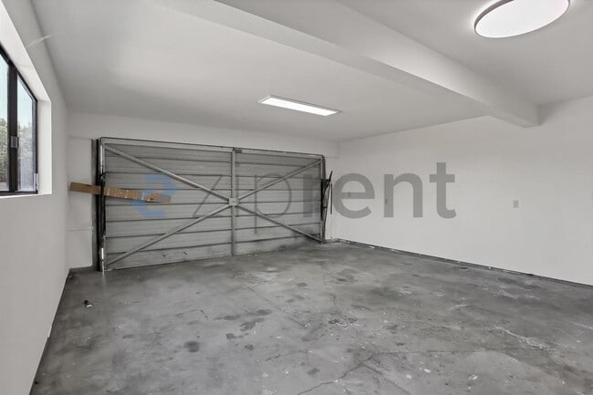 Building Photo - Unit