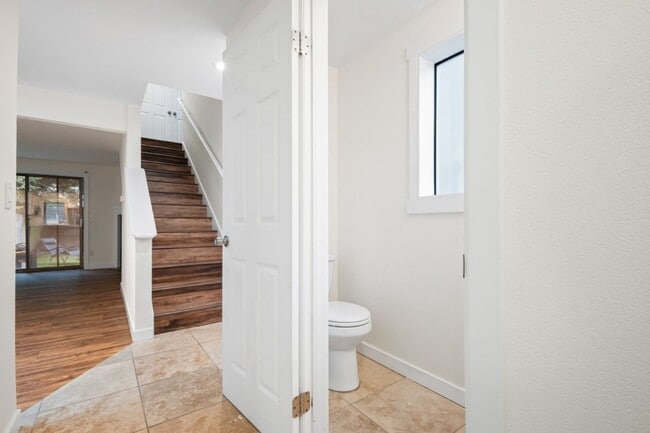 Building Photo - 2Bd/1.5Ba Kirkland Townhouse