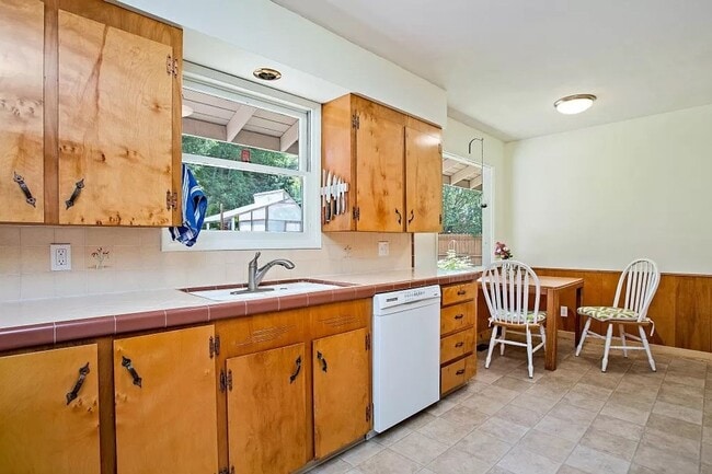 Building Photo - East Medford Ranch Home on large lot!  | Available Mid-July