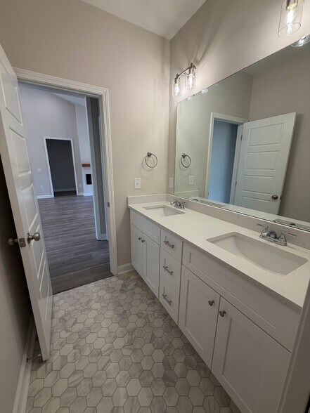 Building Photo - 407 Creeks Edge Dr