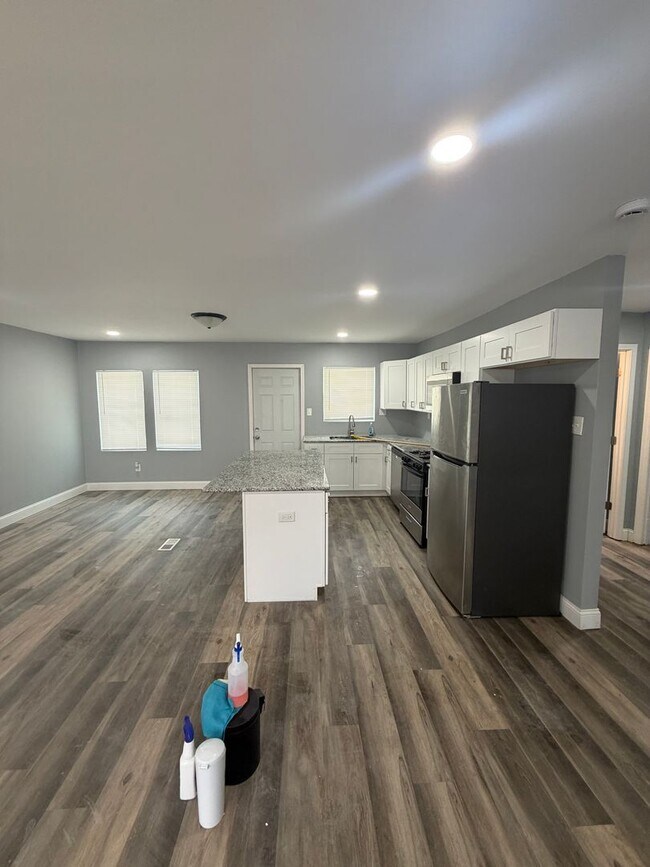 Building Photo - Move in Ready