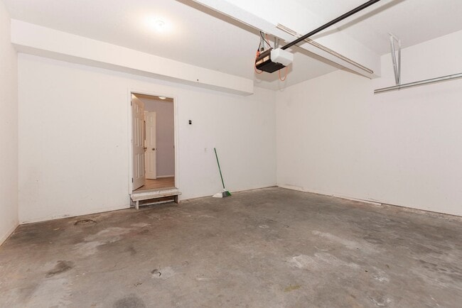 Building Photo - Spacious Duplex with Fenced Yard