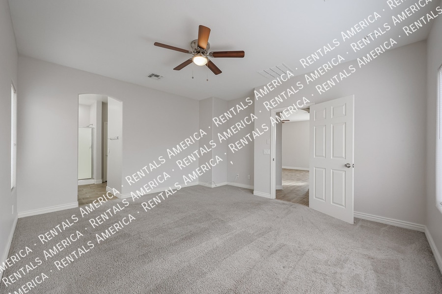 Building Photo - 8805 W Hilton Ave