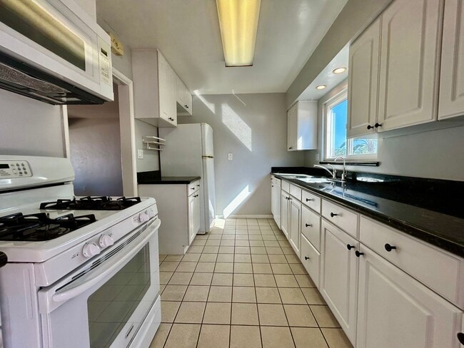 Building Photo - 2 Bed 1 Bath House with Large Yard in Cent...