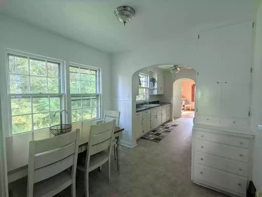 Large kitchen w/ eat-in area - 1404 29th St