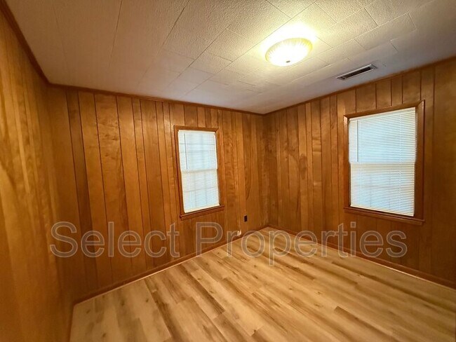 Building Photo - 1600 W Nettleton Ave