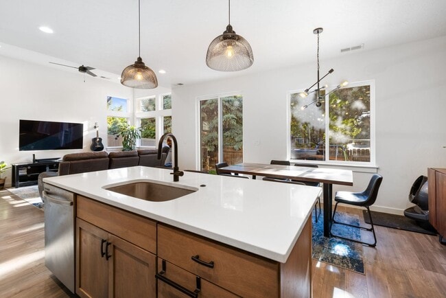 Building Photo - Beautiful Home