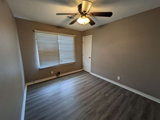 Building Photo - 1901 W Wildwood Ave