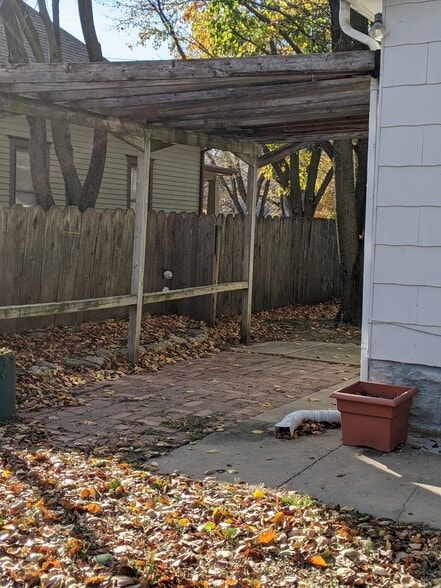 Pergola - Back - 504 N High St