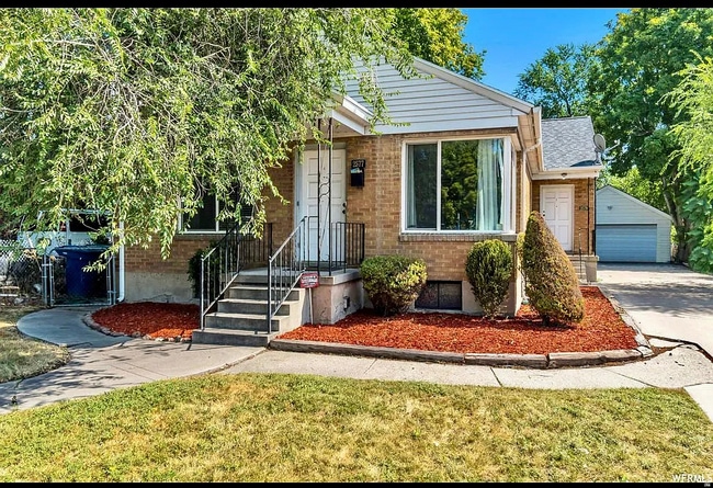 Building Photo - 2577 S 700 E