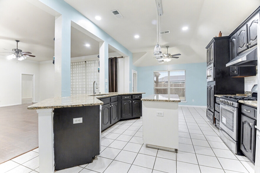 Building Photo - 5474 Golfside Dr