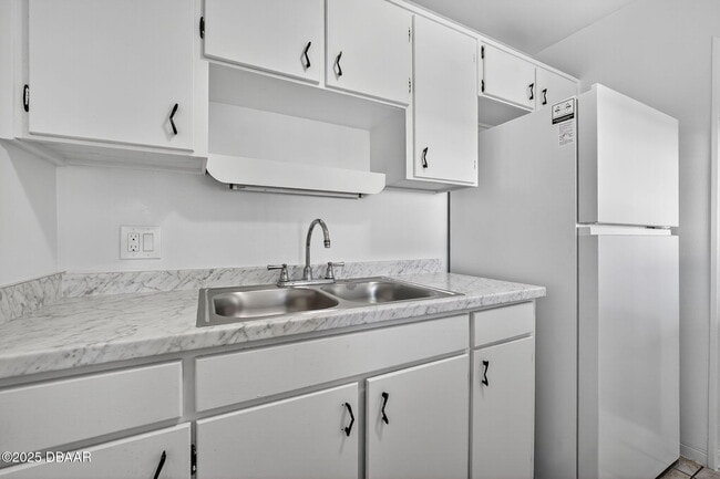 Building Photo - 2417 N Oleander Ave