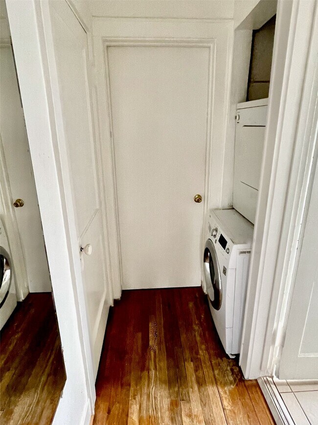 Building Photo - 320 W Polk St