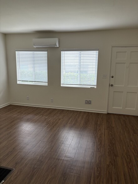 New blinds in living room - 322 Cornell Dr