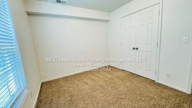 Building Photo - 3 bedroom Duplex with unique floor plan in...