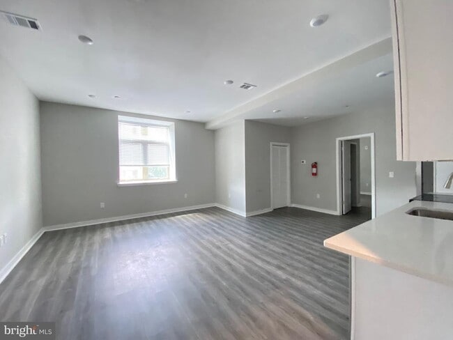 Building Photo - 1 W Main St