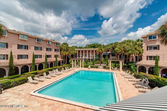 Building Photo - This beautifully remodeled 2 bedroom, 2 ba...