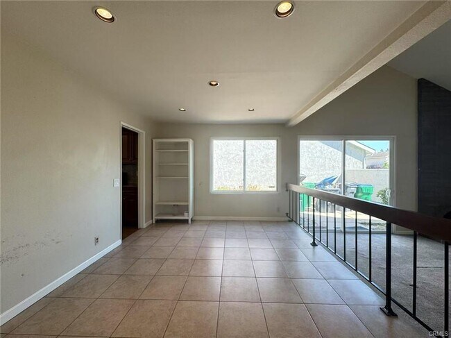 Building Photo - 44 Deerwood E