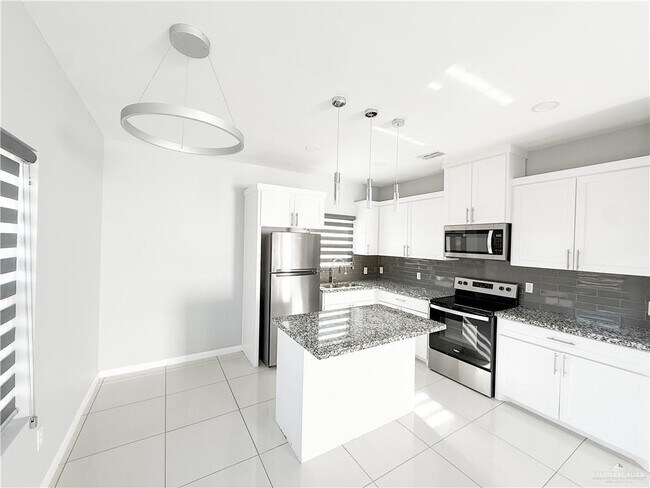 Building Photo - 1602 Angelina Dr