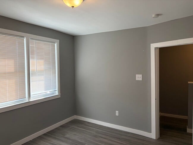 Building Photo - Newly Renovated 2 Story Townhouse in Garde...