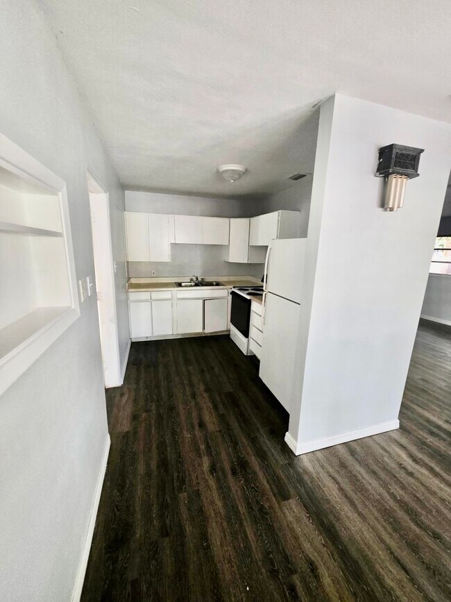 Building Photo - 4939 Flamingo Ln