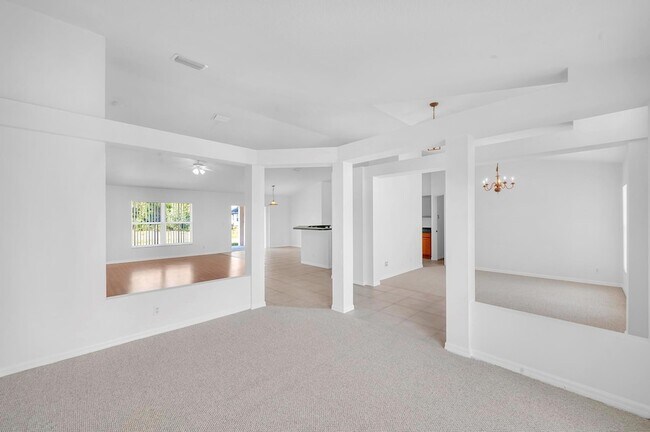 Building Photo - 446 SW S Quick Cir