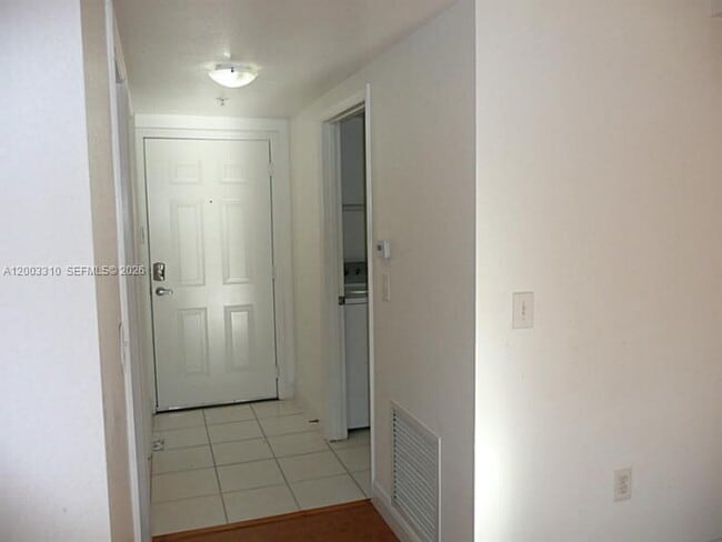 Building Photo - 2586 Centergate Dr