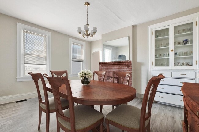 Building Photo - Bloomfield SFH 3 bedroom 1 BR With Off Street Parking/Fenced Yard