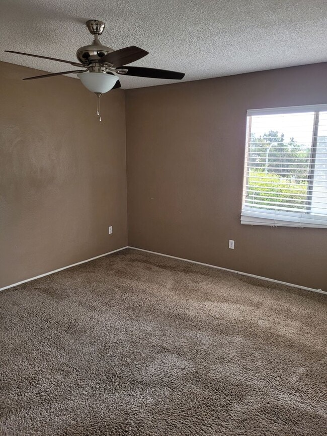 Building Photo - Spacious Home In A Great Location